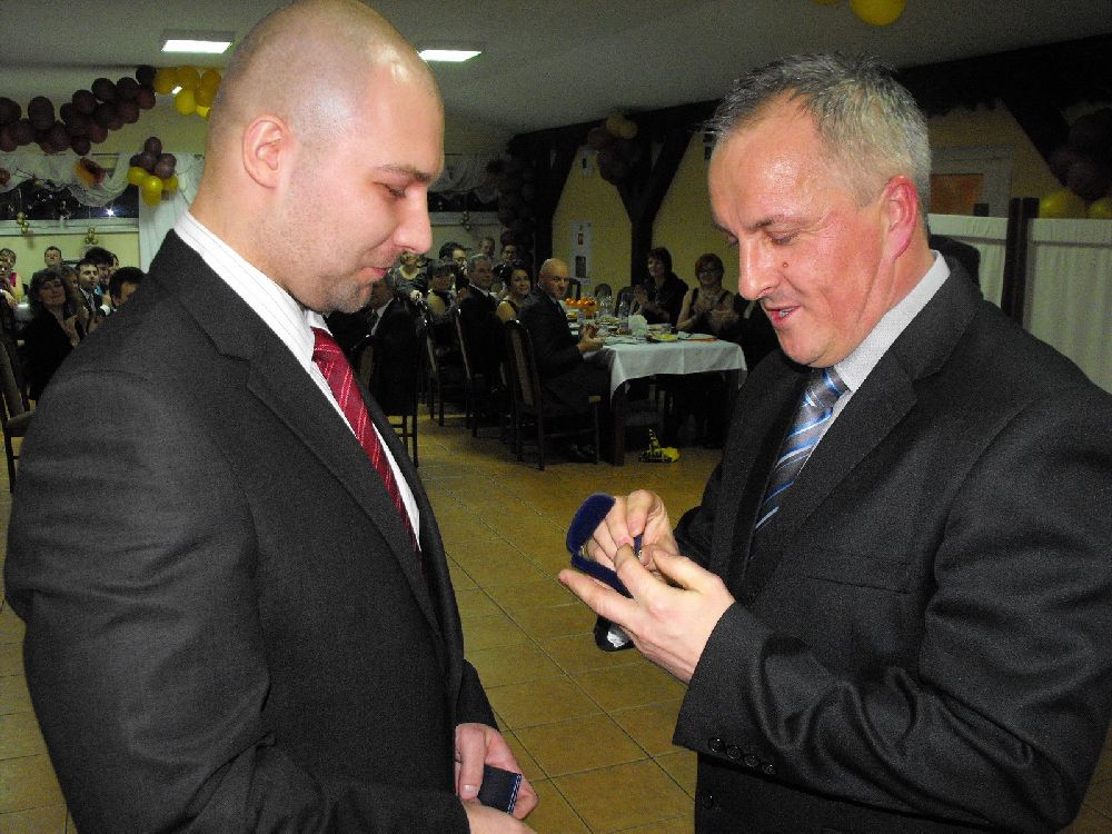 wręczenie "Złotej Odznaki Honorowej Miejskiego Ludowego Klubu Sportowego KRAJNA" dla Bartłomieja Bonka