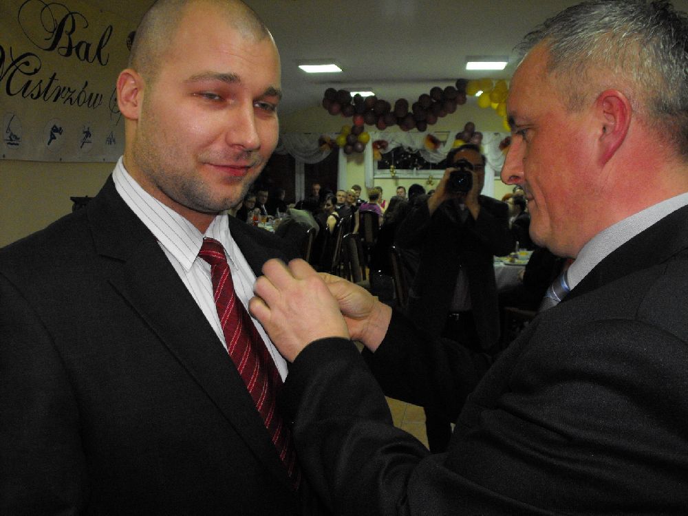 wręczenie "Złotej Odznaki Honorowej Miejskiego Ludowego Klubu Sportowego KRAJNA" dla 