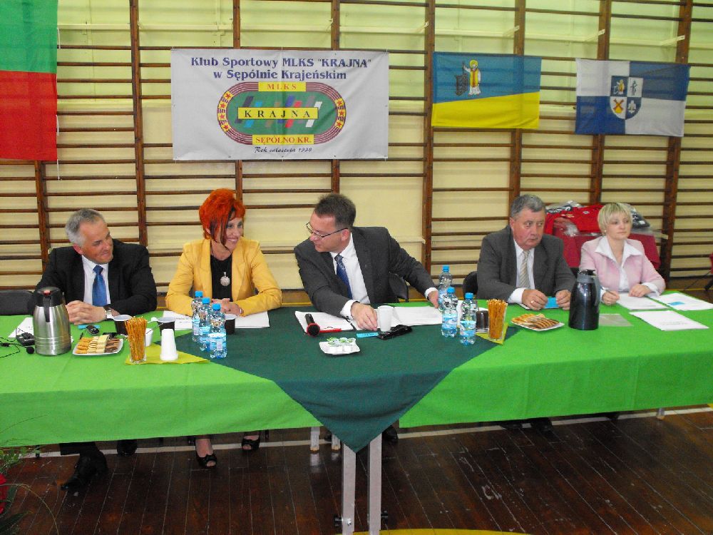 od lewej: Prezes Jarosław Tadych, V-ce Prezes ds Organizacyunych Jolanta Bukolt, Przewodniczący zebrania Tomasz Kobusiński, V-ce Prezes ds Sportowych Edmund Stencel, Sekretarz zebrania Barbara Toszek
