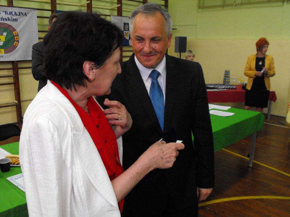 Halina Porożyńska otrzymuję z rąk Prezesa Jarosława Tadycha Złotą Odznakę dla Karola Porożyńskiego