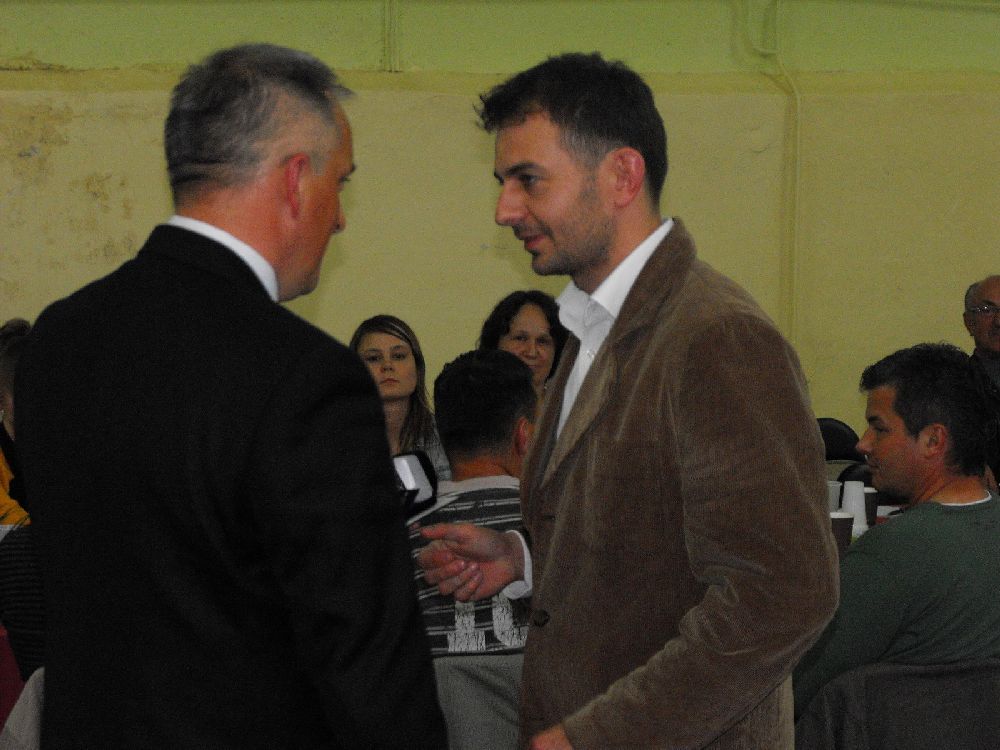 Tomasz Patyna otrzymuję z rąk Prezesa Jarosława Tadycha Brązową Odznakę