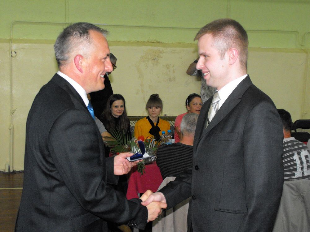 Sławomir Słomkowski otrzymuję z rąk Prezesa Jarosława Tadycha Brązową Odznakę