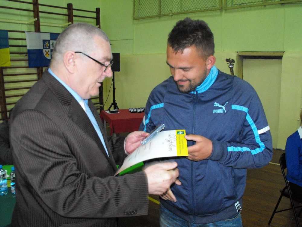 Prezes KPZTS Andrzej Jesiołowski wręcza medal Marcinowi Lica